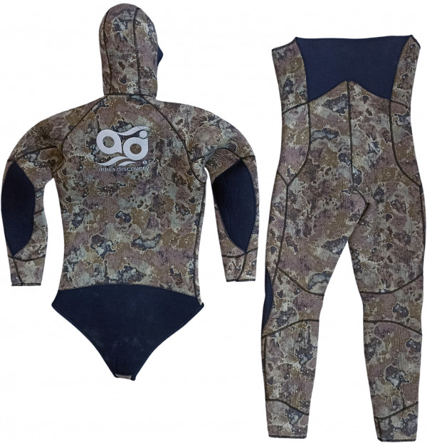 Оригинальная и стильная расцветка в виде коричневого камуфляжа. Размер 50- 52, обхват: груди по линии подмышек - 88см, талии в самом узком месте - 82см, бедер - 84см.