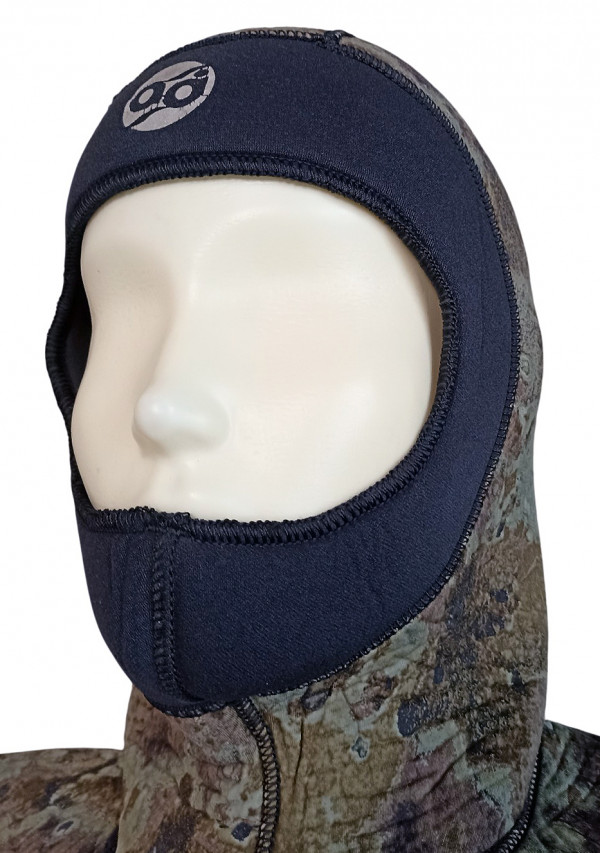 Шлем с обшитыми краями максимально закрывает лоб и подбородок, обеспечивая плотную посадку при свободе движений.