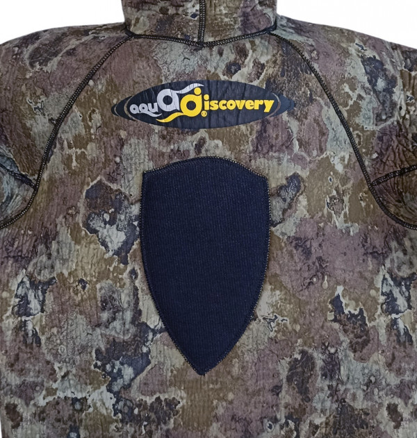 На груди фирменная эмблема производителя и накладка для заряжания арбалета усиленная изнутри неопреном.