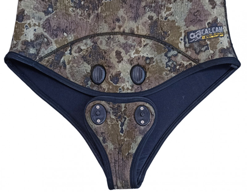 Куртка застегивается двумя клипсами в паху.