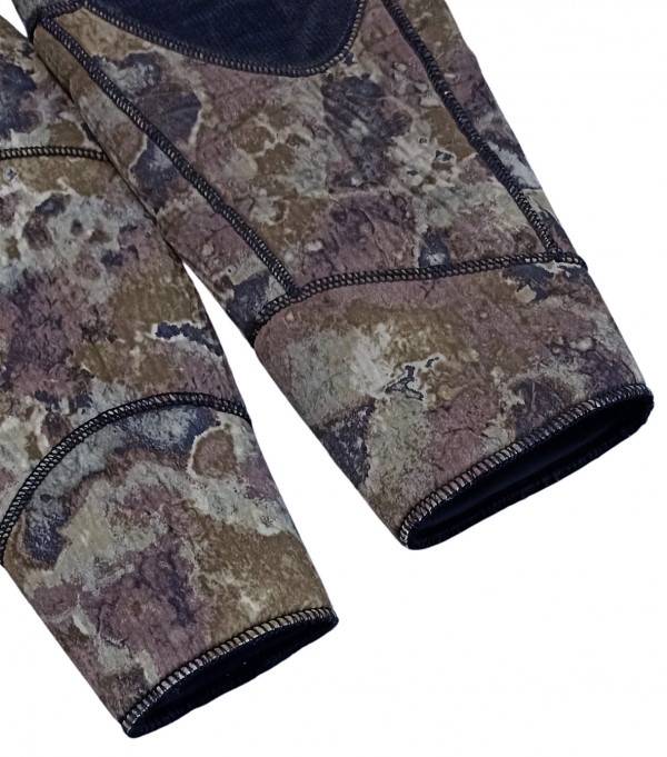 Края рукавов и штанин обшиты ниткой, для большей надежности.