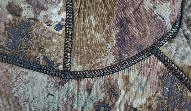 Швы надежно проклеены и прошиты прочными нитками.