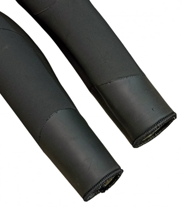 На запястьях и щиколотках обтюрация из голого неопрена препятствует проникновению воды внутрь костюма.