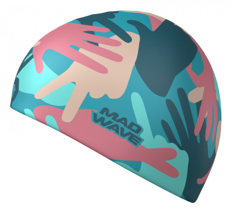 Шапка хорошо тянется, плотно облегает голову, не электризует и не тянет волосы, предотвращая их попадание в глаза и под детали очков или купальника. Универсальный размер шапочки подходит и взрослым, и детям.