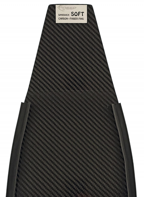 Отверстия под крепления отсутствуют, можно будет просверлить лопасти в нужном месте после установки в калошу.