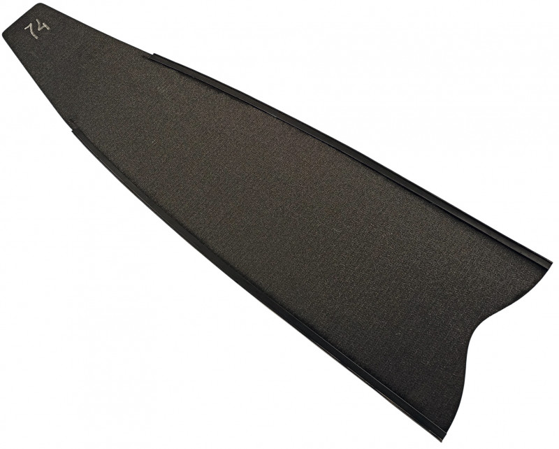 Лопасть достаточно короткая - 71см для большей маневренности и повышенной динамики под водой. Наиболее толстые в комлевой части, к краю лопасти толщина уменьшается, это делает возможным мощные рывки или эффективную работу против течения.