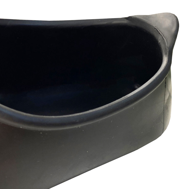 Для удобства одевания у калош есть хлястик над пяткой.