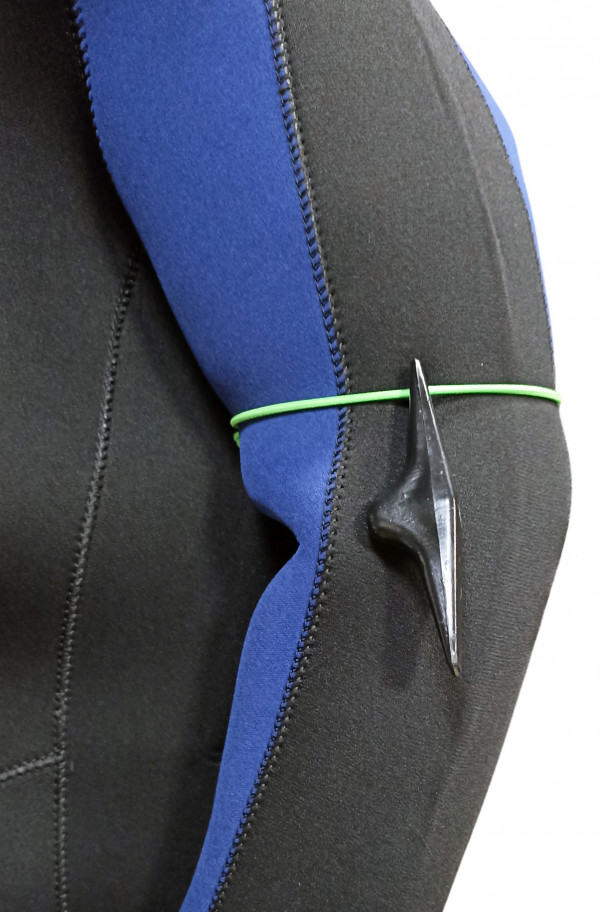 Венгерка позволяет поднимать заряжалку на плечо, где она плотно сидит поверх вашей руки в гидрокостюме, при необходимости вы опускаете ее на кисть для зарядки вашего пневматического ружья.