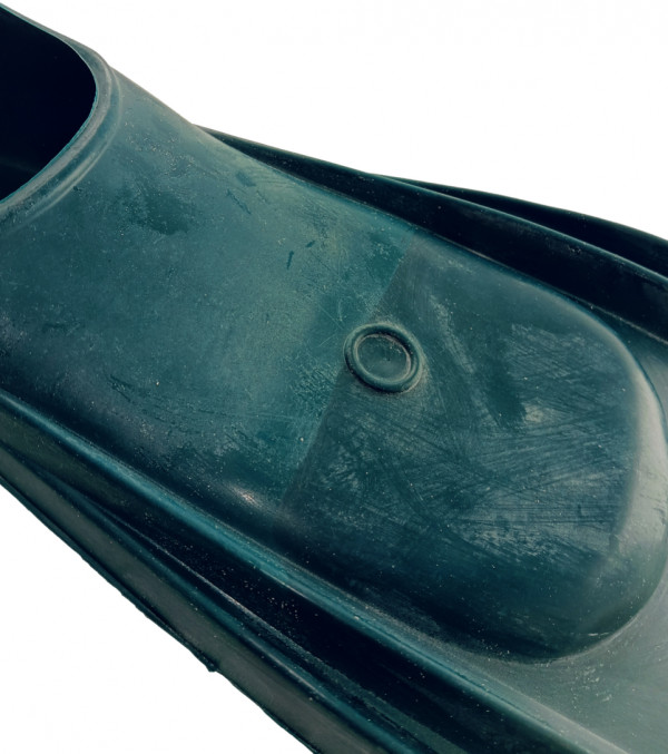 В носовой части калоши имеется круглая заготовка под прокалывание отверстия для выхода воды, что облегчает процесс надевания и снятия ласт.