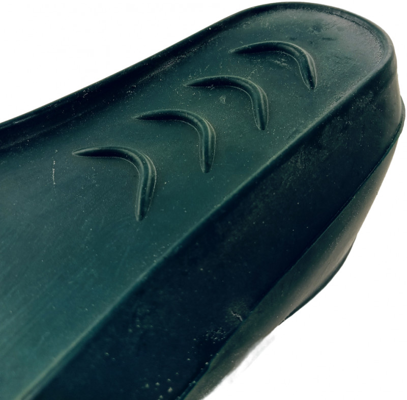 На подошве под пяткой рельефные выступы для лучшего сцепления с плиткой бассейна при передвижении по бортику.