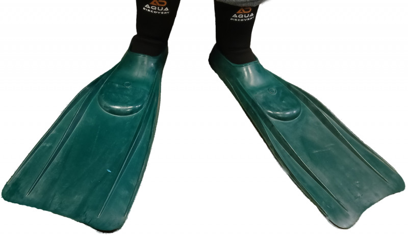 Ласты большемерят, за счет этого их можно надевать на неопреновый носок, популярный в подводном плавании.