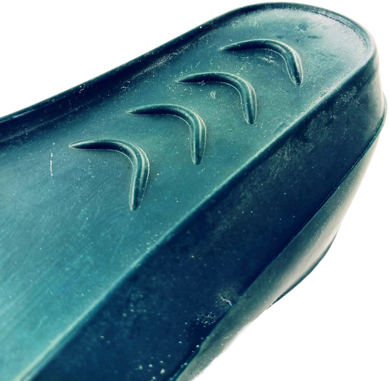 На подошве под пяткой рельефные выступы для лучшего сцепления с плиткой бассейна при передвижении по бортику.