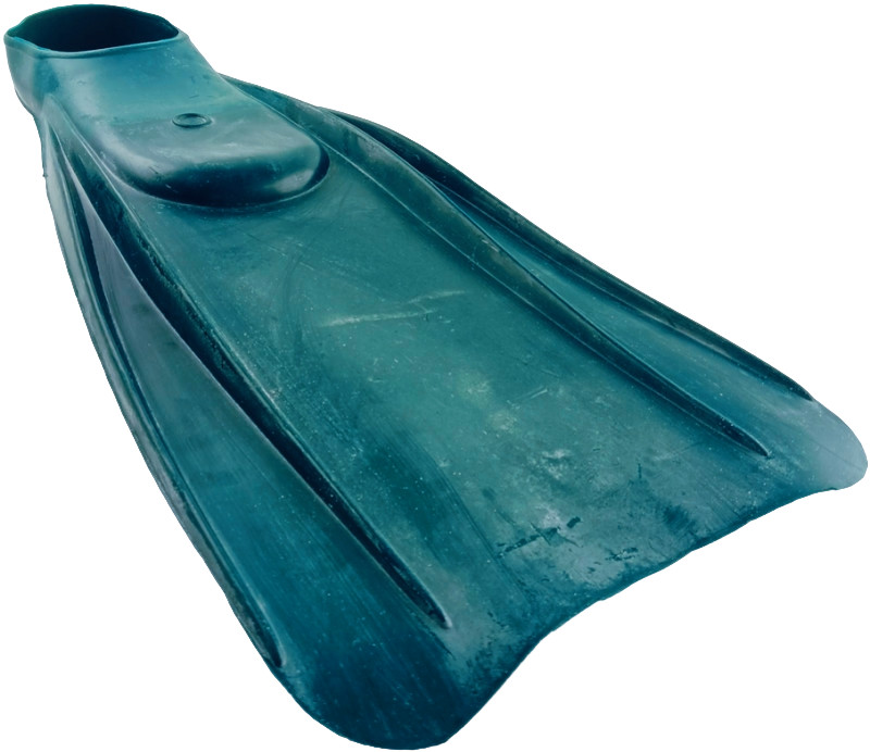 На резине остаются следы от высохшей воды, сам цвет не однородный. Но большую ценность представляет качество плавания и заслуженная любовь тренеров и спортсменов.