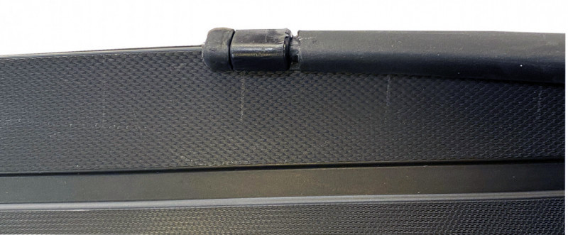 Пластиковые клипсы надежно фиксируют усы калоши на ребре лопасти.