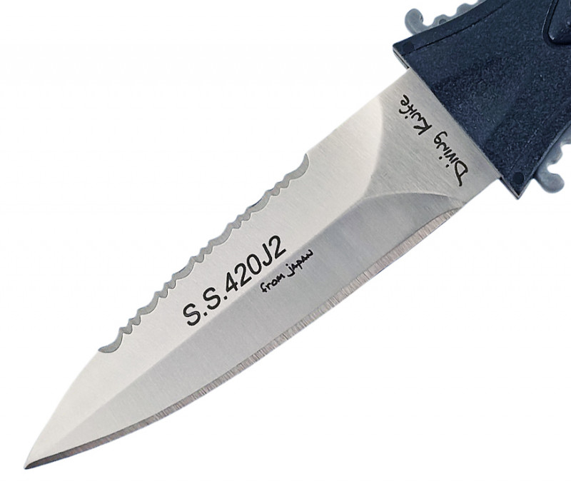 Лезвие выполнено из нержавеющей стали S.S.420J2, форма лезвия - стилет, на одной стороне которого ровная заточка, а на другой - серрейторная (пилообразная) им можно легко перерезать стопу, веревку или сеть.