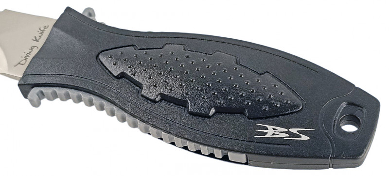 Данный нож не предназначен для суровых условий эксплуатации подводного охотника, его лезвие заходит в ручку не более чем на треть длины, в следствии чего нож может сломаться при работе с ним «на излом».