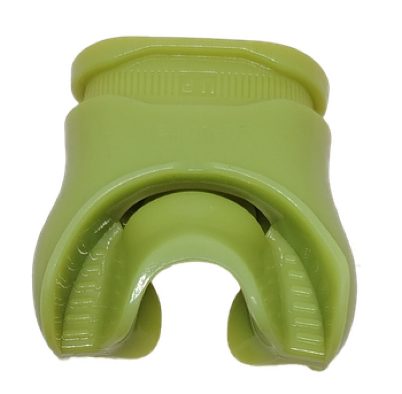 Перемычка, соединяющая две стороны загубника, для повышения комфорта и безопасности, особенно при аварийном засовывании его в рот напарника.