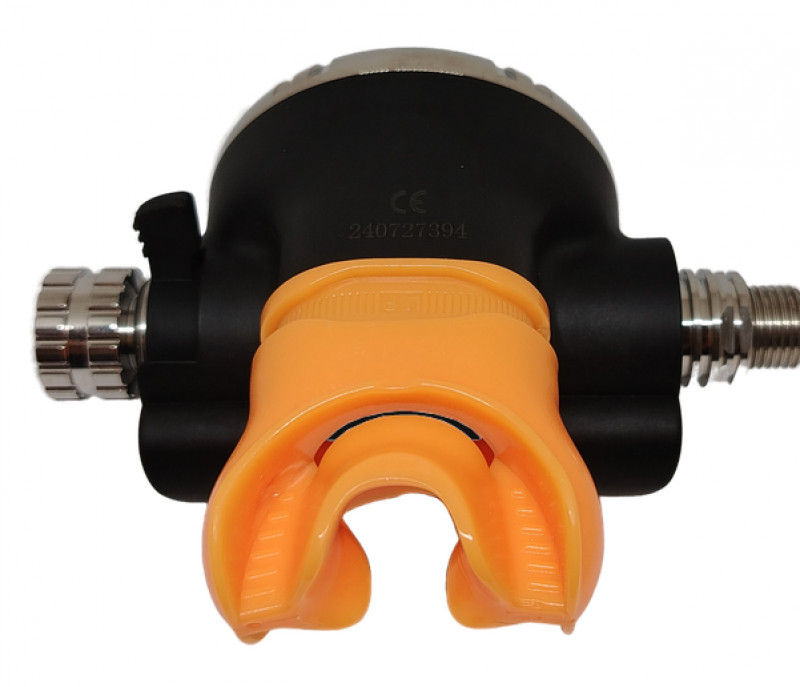 Яркие цветовые решения могут быть полезны в техническом дайвинге, чтобы не перепутать нужные регуляторы под водой.