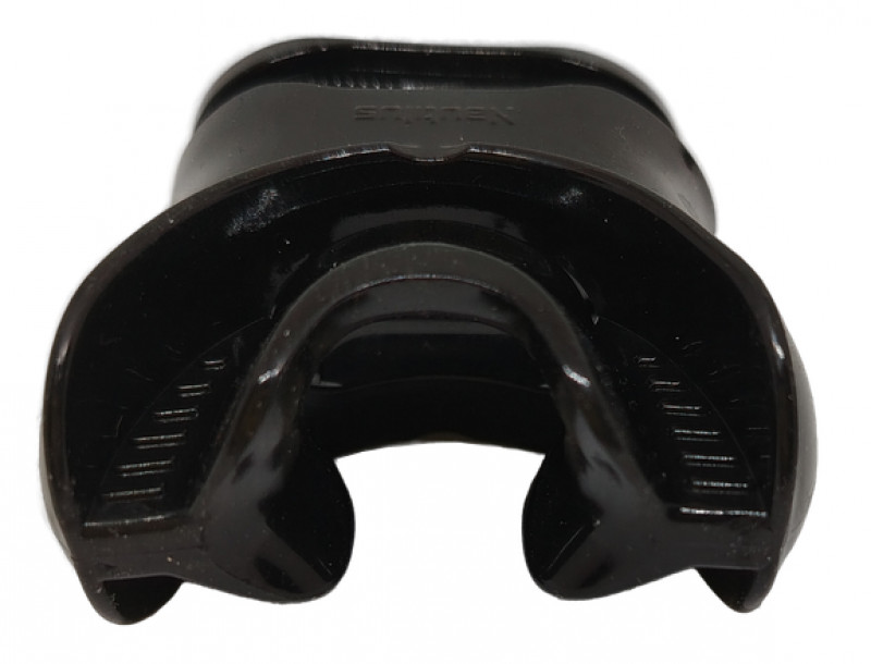 Перемычка, соединяющая две стороны загубника, для повышения комфорта и безопасности, особенно при аварийном засовывании его в рот напарника.