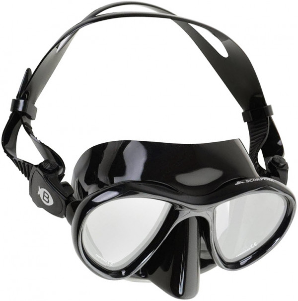 Удобные пряжки для быстрой регулировки длины ремешка прикреплены к силиконовому обтюратору, а не к рамке маски. Прочные линзы выполнены из закаленного безопасного стекла, как этого требует стандарт подводных масок.