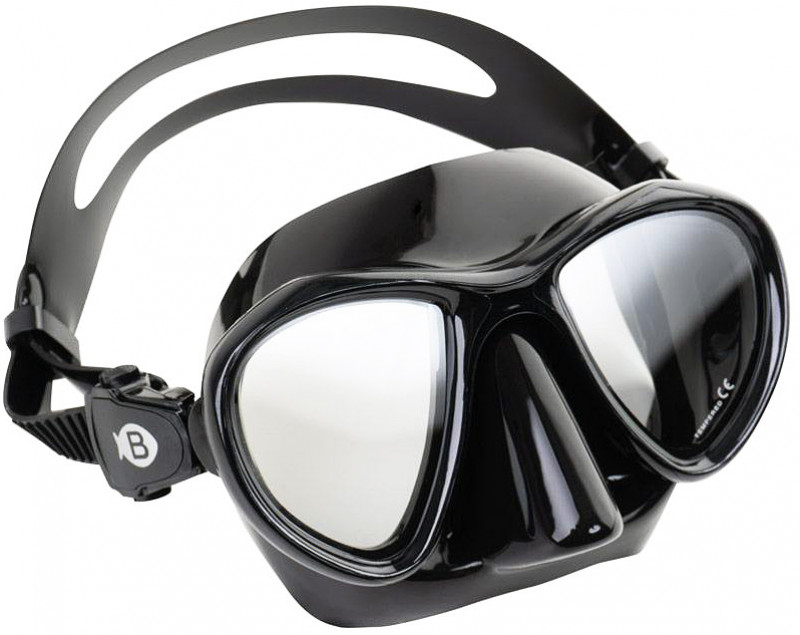 Благодаря своей форме маска правильно садится на большинство типов лица. Особая конструкция крепления пряжки поглощает силу удара в случае падения и защищает пряжку от поломки.