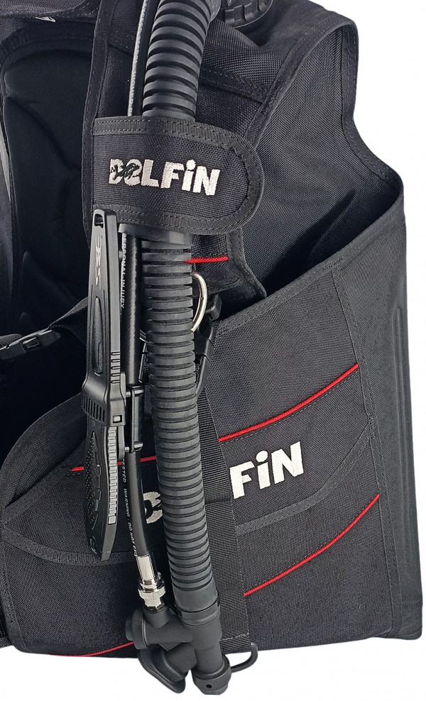 Нож можно закрепить на шланге вашего регулятора с помощью скобы-адаптера (входит в комплект).