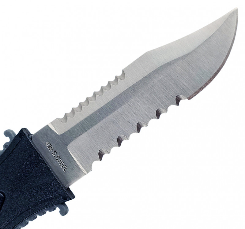 Лезвие выполнено из нержавеющей стали «420 S.STEEL», на обеих сторонах серрейторная (пилообразная) заточка, им можно легко перерезать стопу, веревку или сеть.