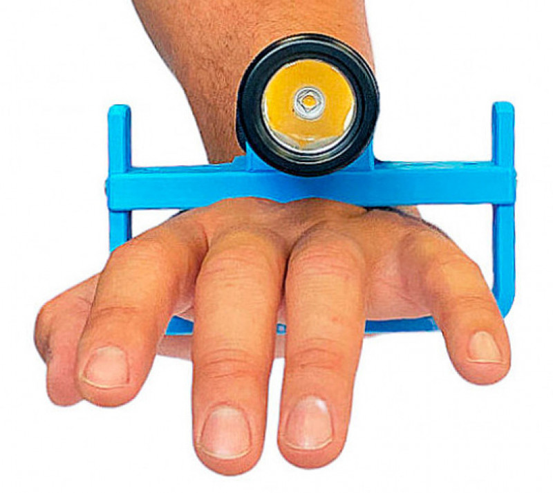 Благодаря настраиваемой под вашу руку скобе, ручка освобождает пальцы, вы можете светить и играть на найденном под водой пианино одновременно.