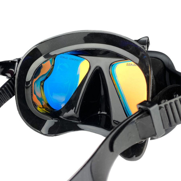 Стекла - особо прочные, закаленные. Затылочный ремешок изготовлен из силиконовой резины и имеет расширение в центральной части для более надежного охвата головы и комфортного прижатия маски к лицу. Для регулировки степени прижима маски, она имеет пряжки с механизмом быстрой регулировки.