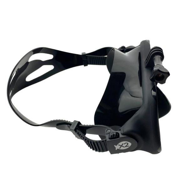 Регулирование осуществляется в весьма широком диапазоне, что позволяет использовать эту маску людям с очень широким диапазоном размеров головы. Маска подходит под большинство типов лиц и герметично прилегает благодаря мягкому обтюратору по всему периметру. Юбка этой маски изготовлена из высококачественного эластичного гипоаллергенного силикона.