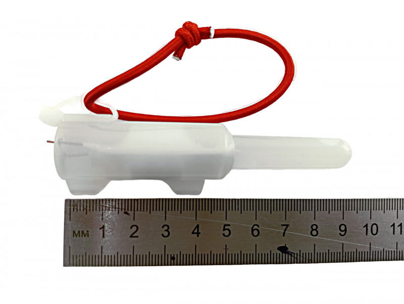 Длина - около 9см. Диаметр в широкой части - 18мм, в узкой части - 10.5мм. Максимальная ширина с креплением - около 24мм.