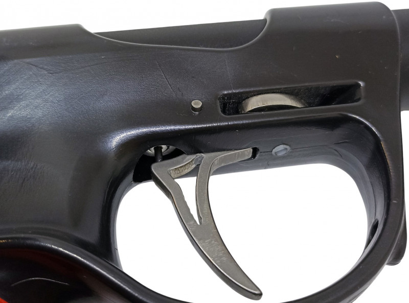 Устанавливается в отверстие пластиковой рукоятки, проходя через отверстие в спусковом крючке, тем самым фиксируя его.