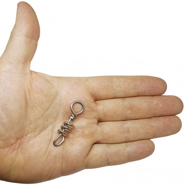 Карабин изготовлен из нержавеющей проволоки и не требует застегивания, абсолютно не вызывает неудобства при охоте в толстых перчатках.