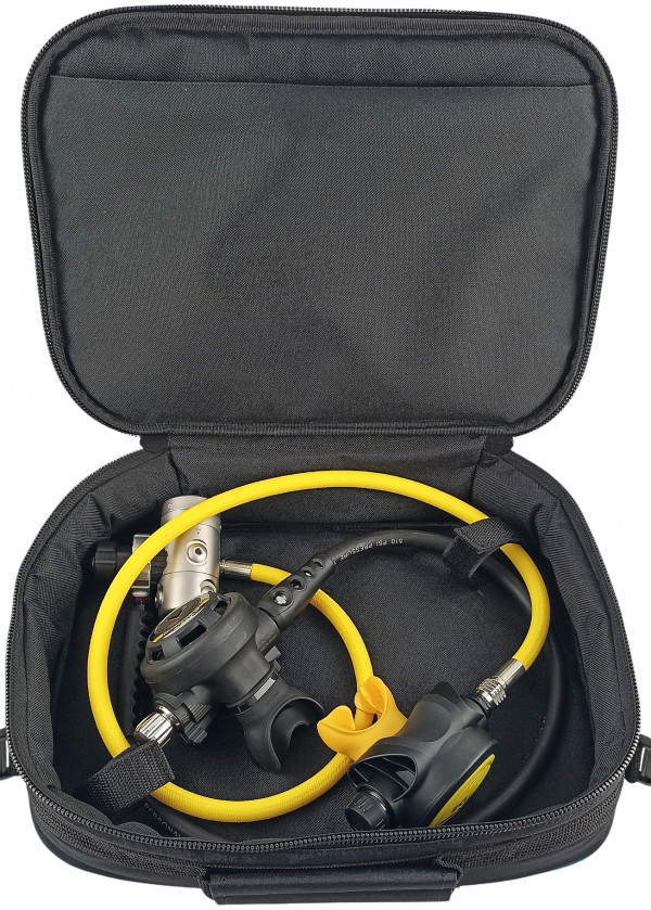 Внешне сумка выглядит компактно, но при этом в нее можно впихнуть до двух комплектов регуляторов для дайвинга.