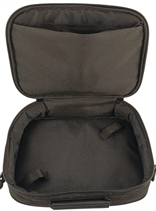 В верхней части крышки карман на молнии для разных мелочей и запчастей.