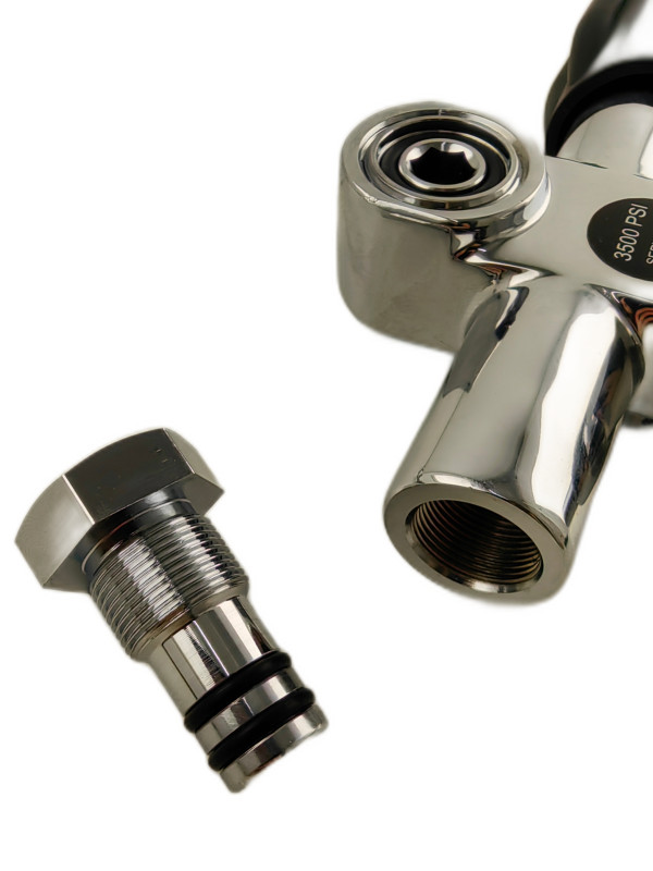 Для сборки полной конструкции необходимо выкрутить заглушки (они идут в комплекте и установлены на свои места) и вкрутить манифолд.