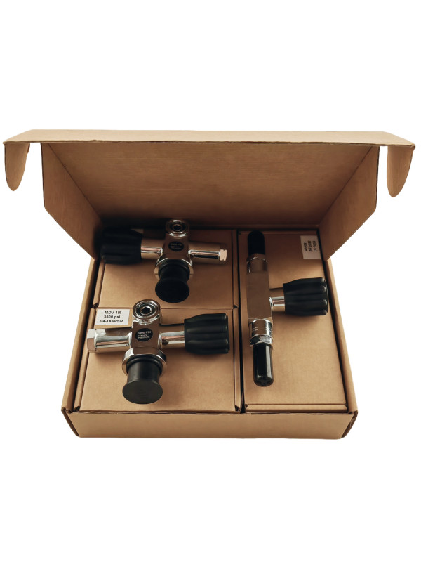 Каждый элемент комплекта, помимо общей, имеет еще и индивидуальную картонную коробку. Покупая у нас, вы приобретаете: правый вентиль с о-рингом, штоком безопасности и YOKE-вкруткой, левый вентиль с о-рингом, штоком безопасности и YOKE-вкруткой, манифолд с изолятором, правая и левая заглушки, колпачки защиты резьбы.