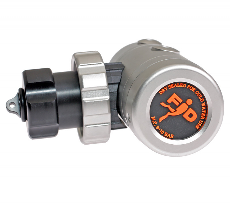 Полностью изолированная сухая камера предотвращает попадание воды и загрязнений, минимизирует риск замерзания механизмов при погружениях в холодной воде (от +1 °C), увеличивает срок службы внутренних компонентов за счет защиты от коррозии.