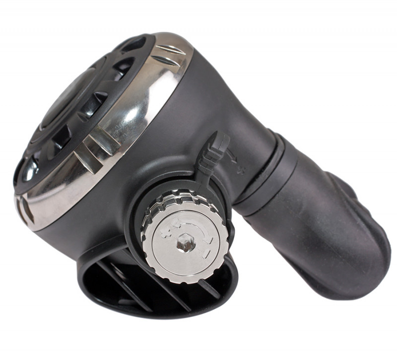 Оптимизированная конструкция клапана и камеры дыхания снижает риск обмерзания при температурах до +4 °C. Поворотный регулятор чувствительности позволяет настроить сопротивление вдоха под индивидуальные предпочтения.