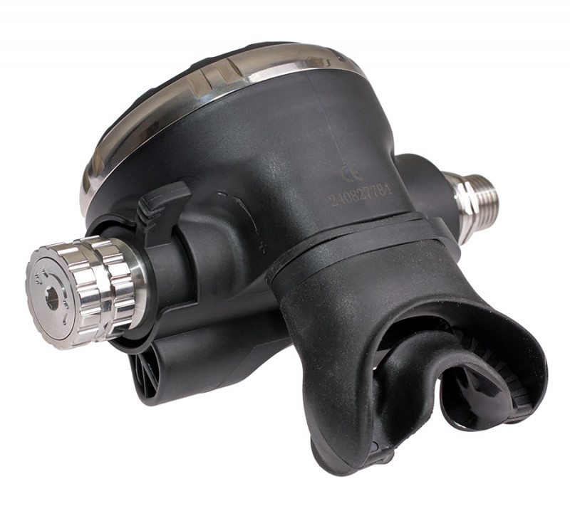 Сбалансированный поршневой механизм снижает усилие вдоха. Модульная конструкция позволяет быстро разбирать и чистить устройство. Коррозионностойкие материалы и качественные уплотнения увеличивают срок службы.