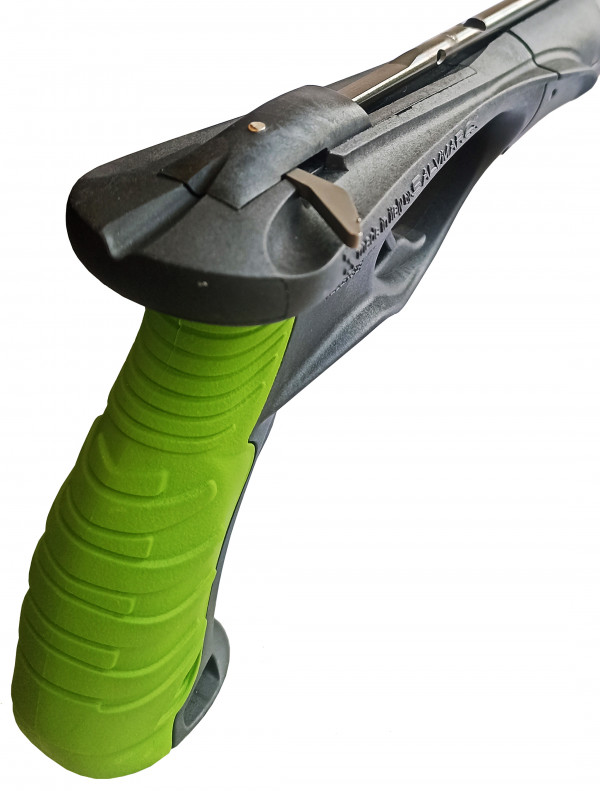 Боковой линесброс изготовлен из нержавеющей стали и максимально смещен к торцу ружья для лучшей намотки рабочего линя.