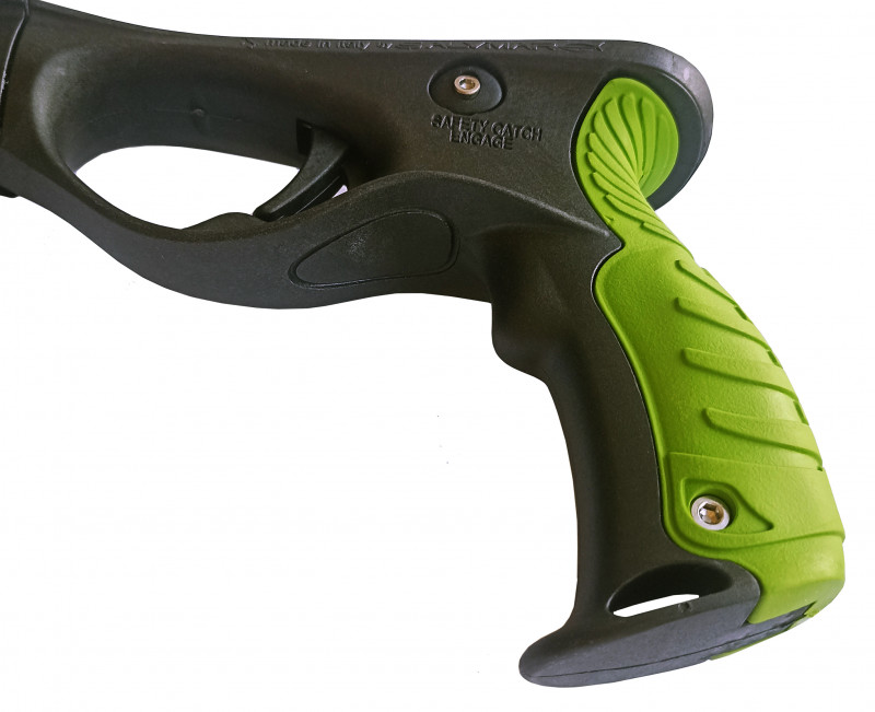 Универсальная рукоять под правую и левую руку выполнена в фирменном черно-зеленом цвете производителя. Отверстие для привязки резинки на руку внизу ручки.