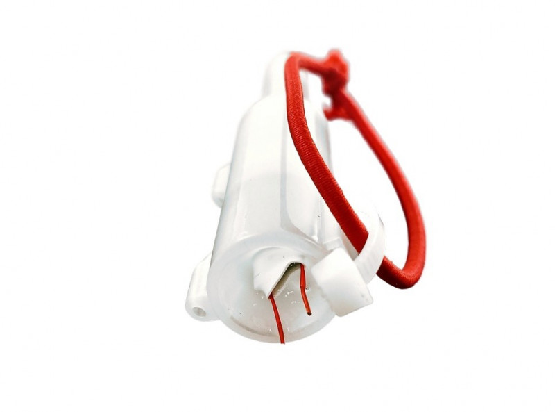 Автоматически активируется при замыкании двух внешних контактов. Остальная часть устройства надежно защищена от попадания влаги. Устройство не разбирается, встроенная батарейка рассчитана на 300 часов свечения, после чего можно покупать новый стробоскоп!