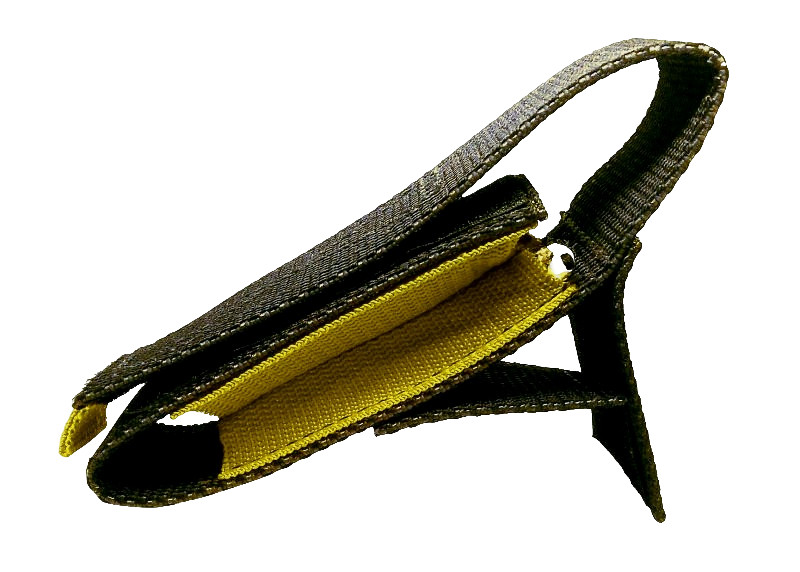 Благодаря жесткой и прочной кордуре содержимое едва ли пострадает при контакте с внешними предметами.