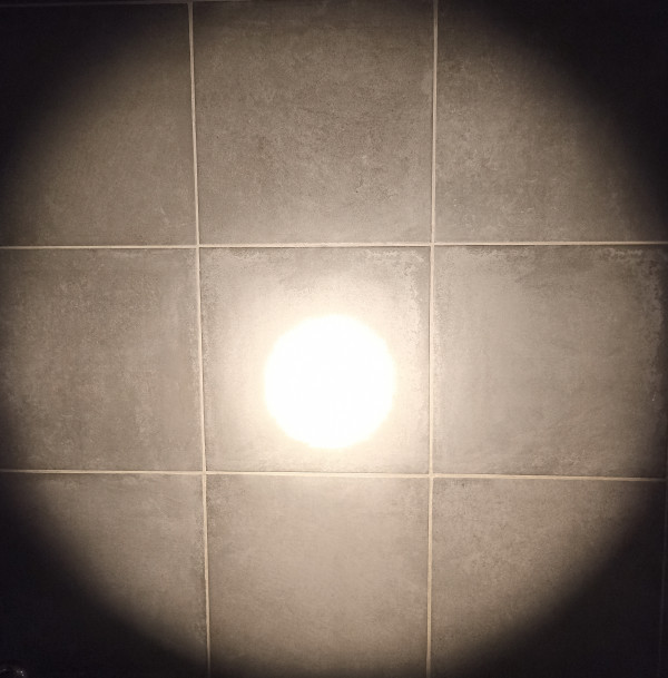 Время свечения от 3.5 до 7 часов, в зависимости от режима. При расстоянии до стены в 60см дает пятно с центральным пучком около 17см, боковой засветкой около 80см. Данный фонарь имеет теплый (желтый) свет.