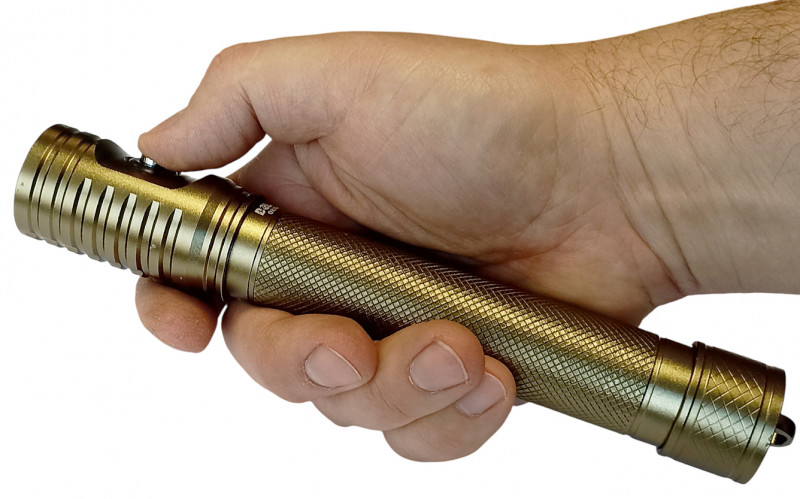 Управление при помощи магнитной кнопки, исключающей попадание забортной воды во внутренний мир фонаря.