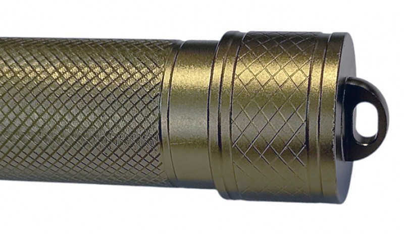 Овальное отверстие на задней крышке фонаря для привязки темляка (веревки) на руку.