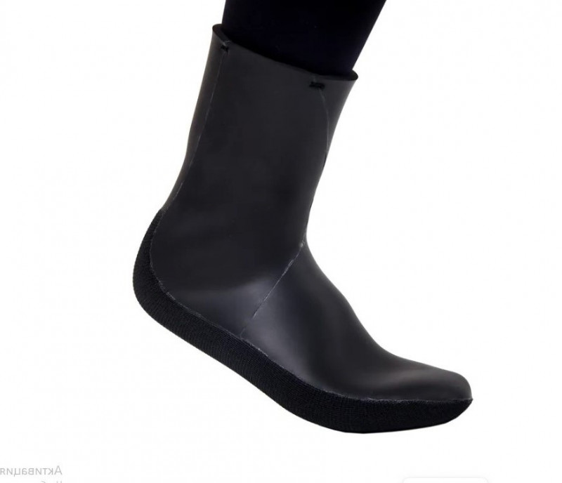 Эластичный неопрен гарантирует плотную посадку по ноге без пережатия, сохраняет подвижность суставов. Анатомический крой повторяет форму стопы, исключает образование складок и натирание.