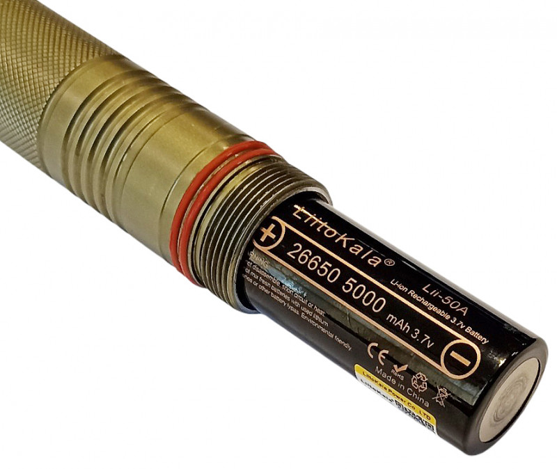Работает от двух аккумуляторов типоразмера 26650 или двух аккумуляторов 18650, для замены откручивается задняя крышка. Внимание! Аккумуляторов в комплекте нет!