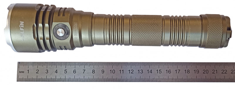 Ухватистая длина фонаря (около 22см) делает его удобным в обращении даже в толстых неопреновых перчатках.
